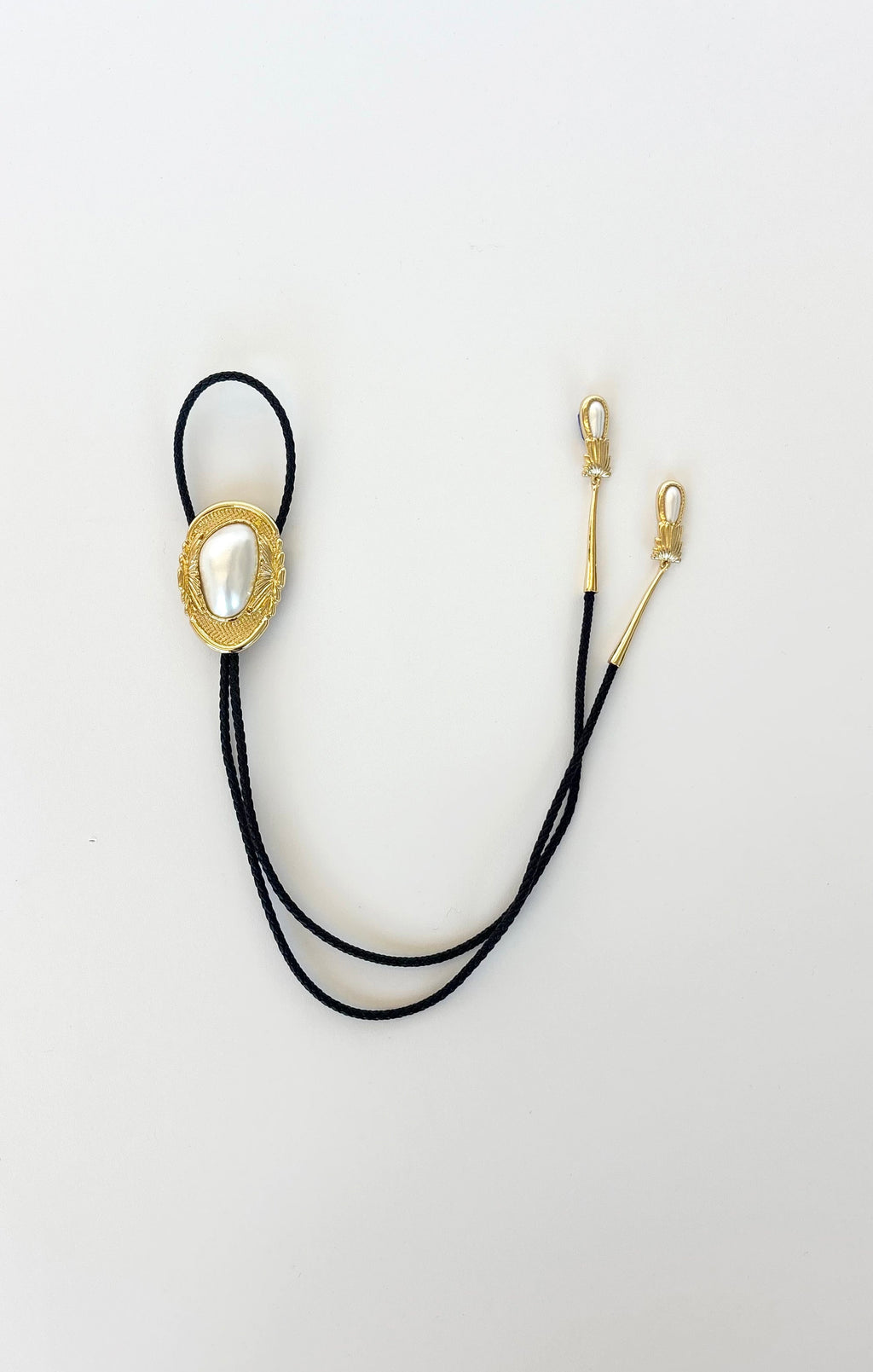 Viviette Vintage Bolo Tie Necklace in Black