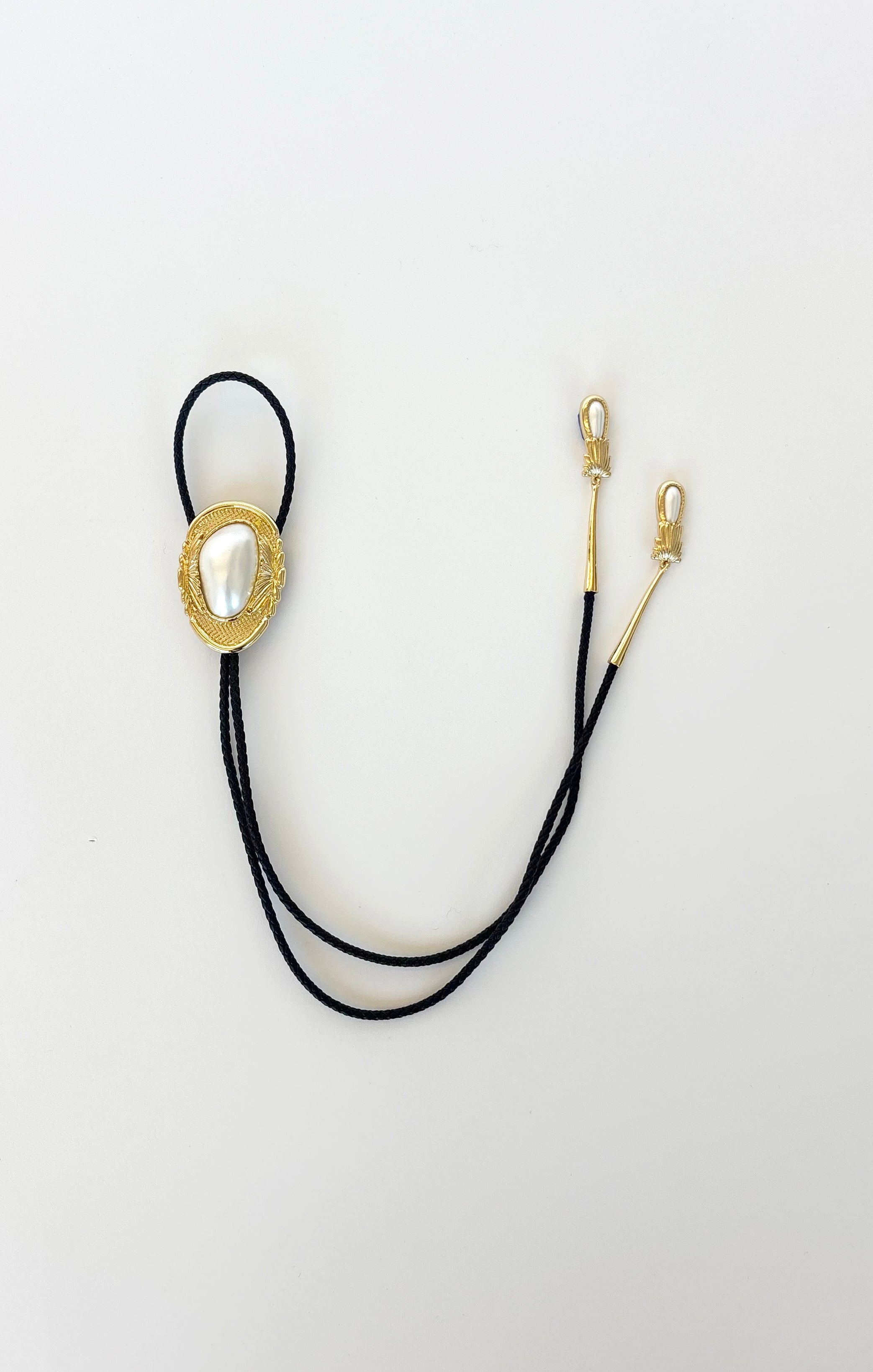 Viviette Vintage Bolo Tie Necklace in Black